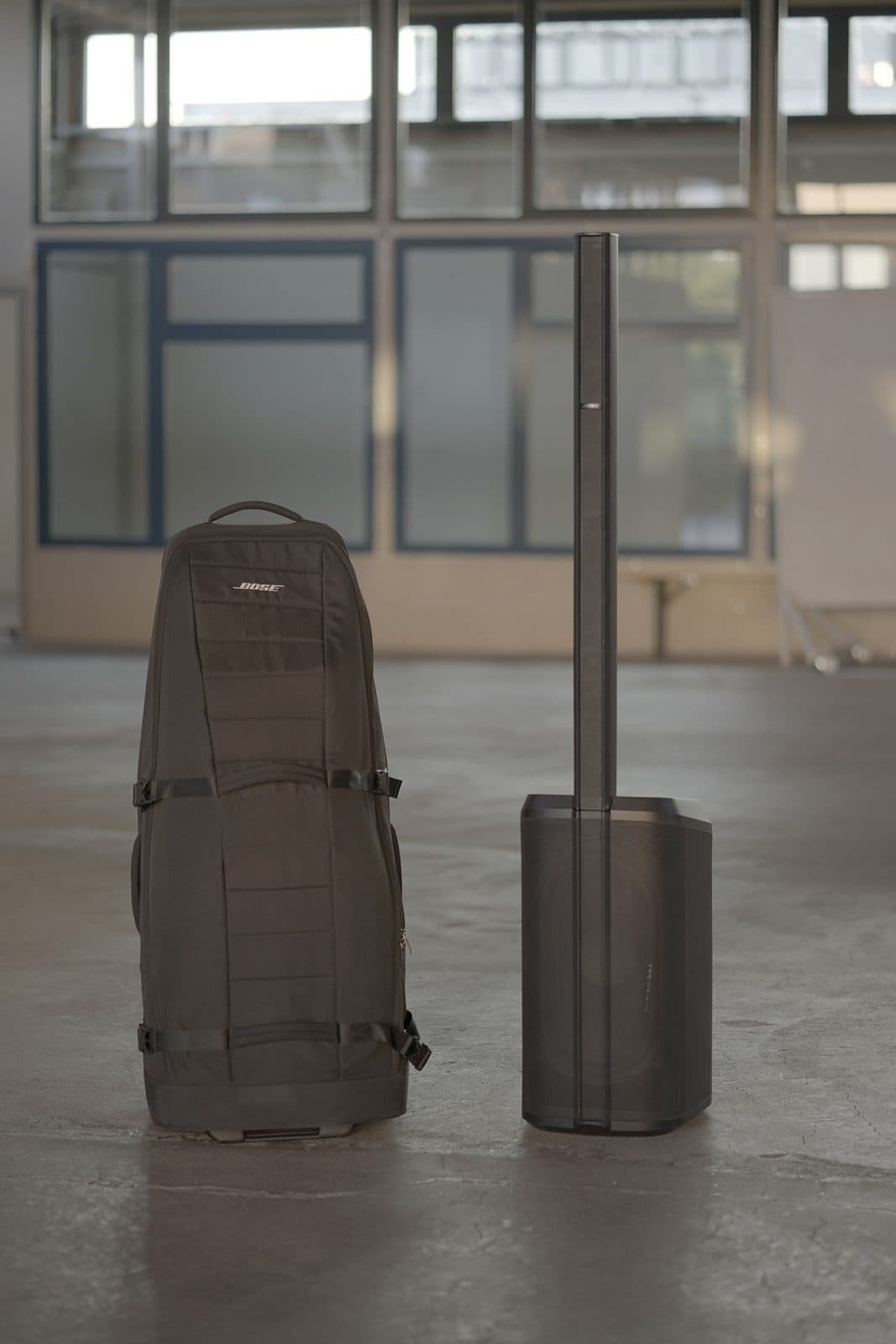 Bose L1 Pro16 ferdig rigget i en lagerhall, med trillebagen ved siden av