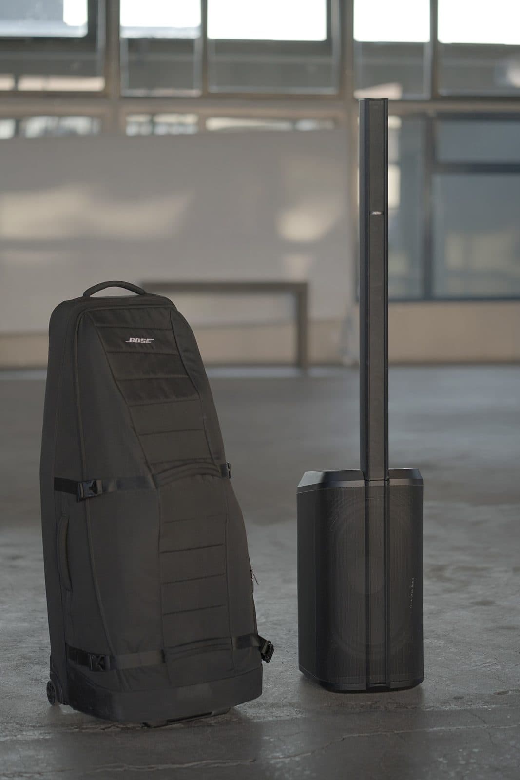 Bose L1 Pro16 søylehøyttaler ferdig rigget ved siden av trillebagen